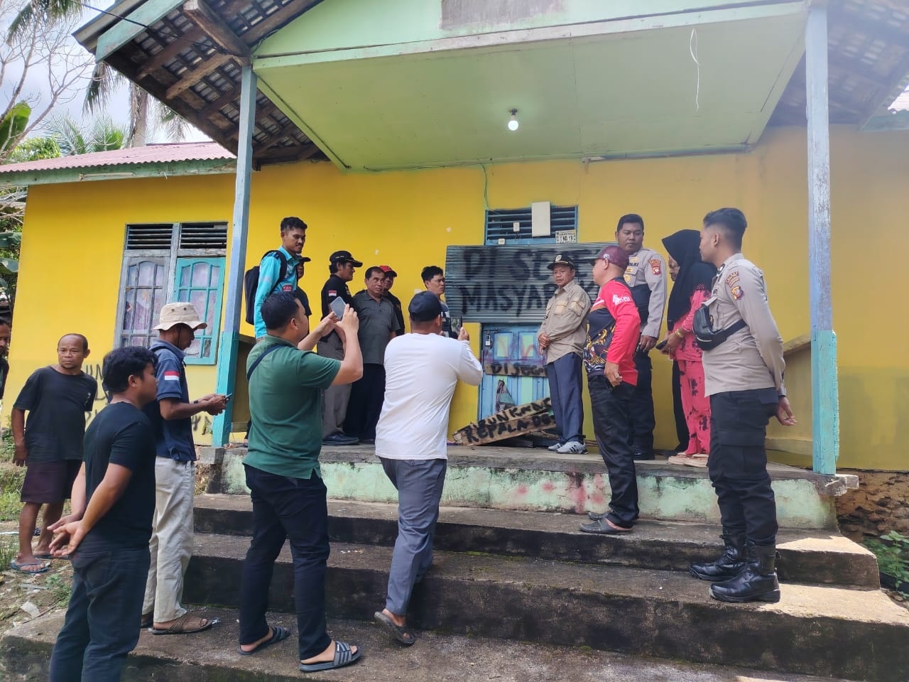 DISEGEL: Kantor Desa Riam Mengelai, Kecamatan Boyan Tanjung, Kabupaten Kapuas Hulu sempat disegel warga pada Jumat (22/8) akhirnya dibuka kembali.