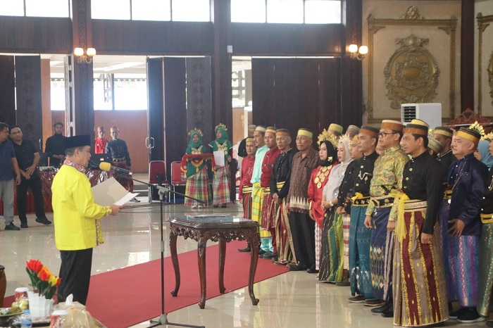 PELANTIKAN: Gubernur membaca naskah Pelantikan DPW dan DPD Persatuan Keturunan Suku Bugis (PKSB) Kalimantan Barat periode 2025 - 2030.