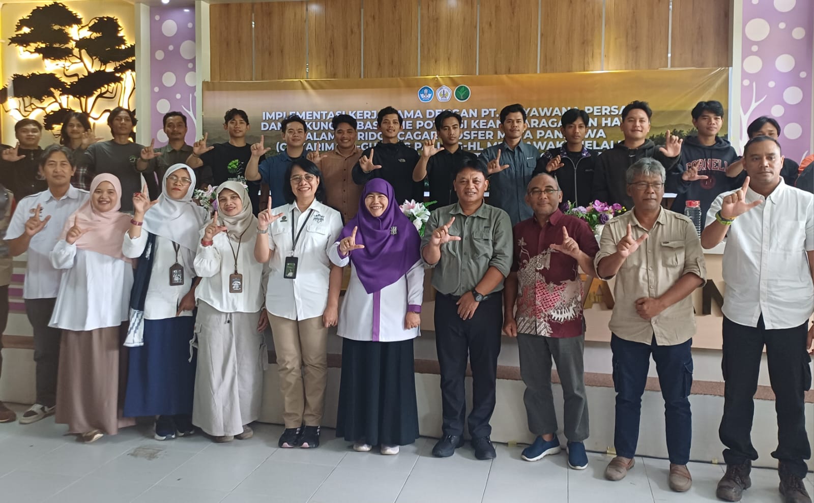 Dekan Fakultas Kehutanan Untan, Dr. Farah Diba, secara resmi melepas tim survei penelitian Orang Utan di hutan kerja PT Mayawana Persada, Senin (25/8/2025).