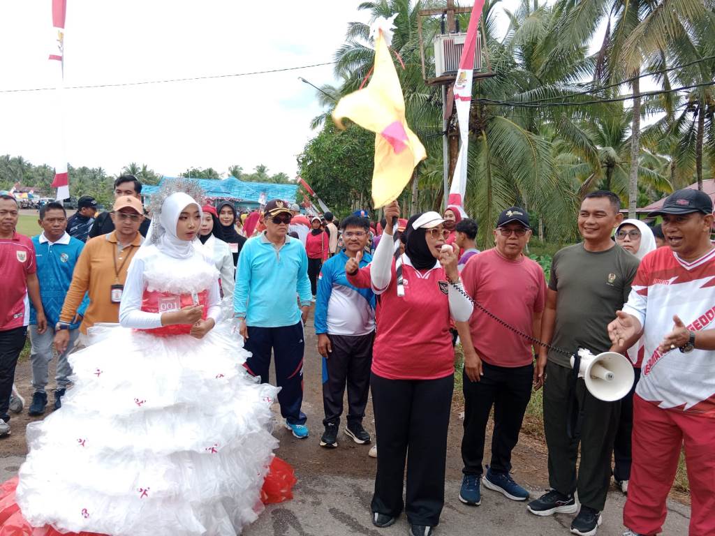 JALAN SANTAI: Bupati Erlina saat melepas peserta jalan santai di Halaman Kantor Camat Segedong, Minggu (24/8) pagi.