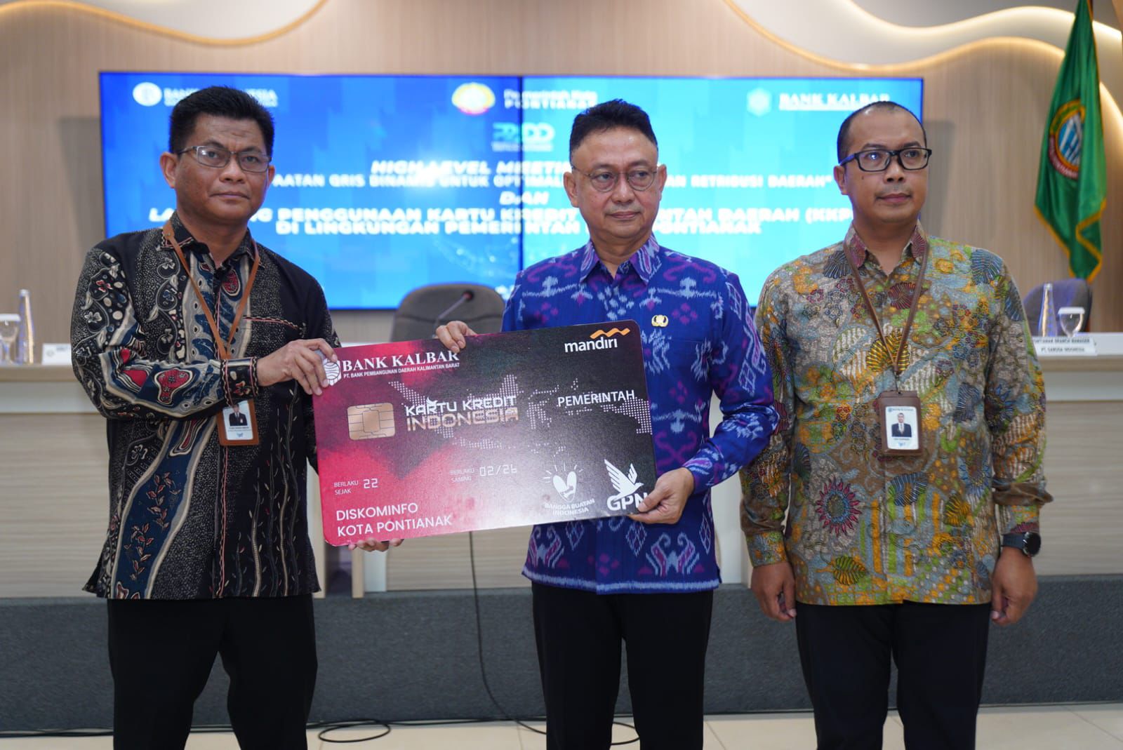 SIMBOLIS: Penyerahan secara simbolis Kartu Kredit Pemerintah Daerah (KKPD)