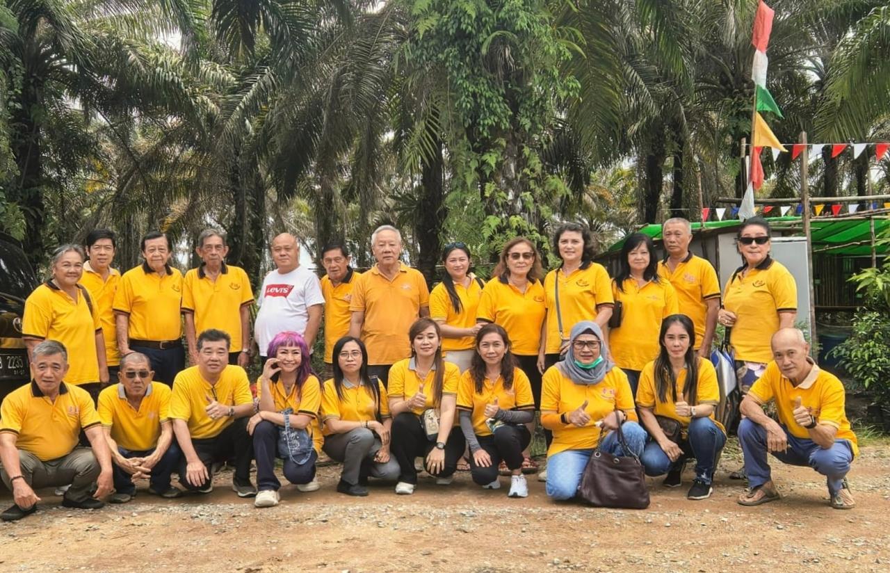 BANTUAN: Anggota Xing Fu saat akan menyalurkan bantuan biaya pengobatan Minggu (24/8).
