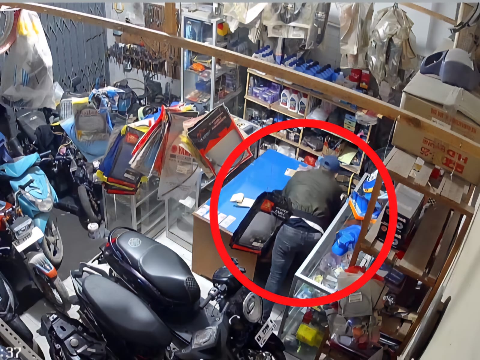 PENCURIAN: Pelaku pencurian di bengkel tertangkap kamera CCTV saat menjalankan aksinya.