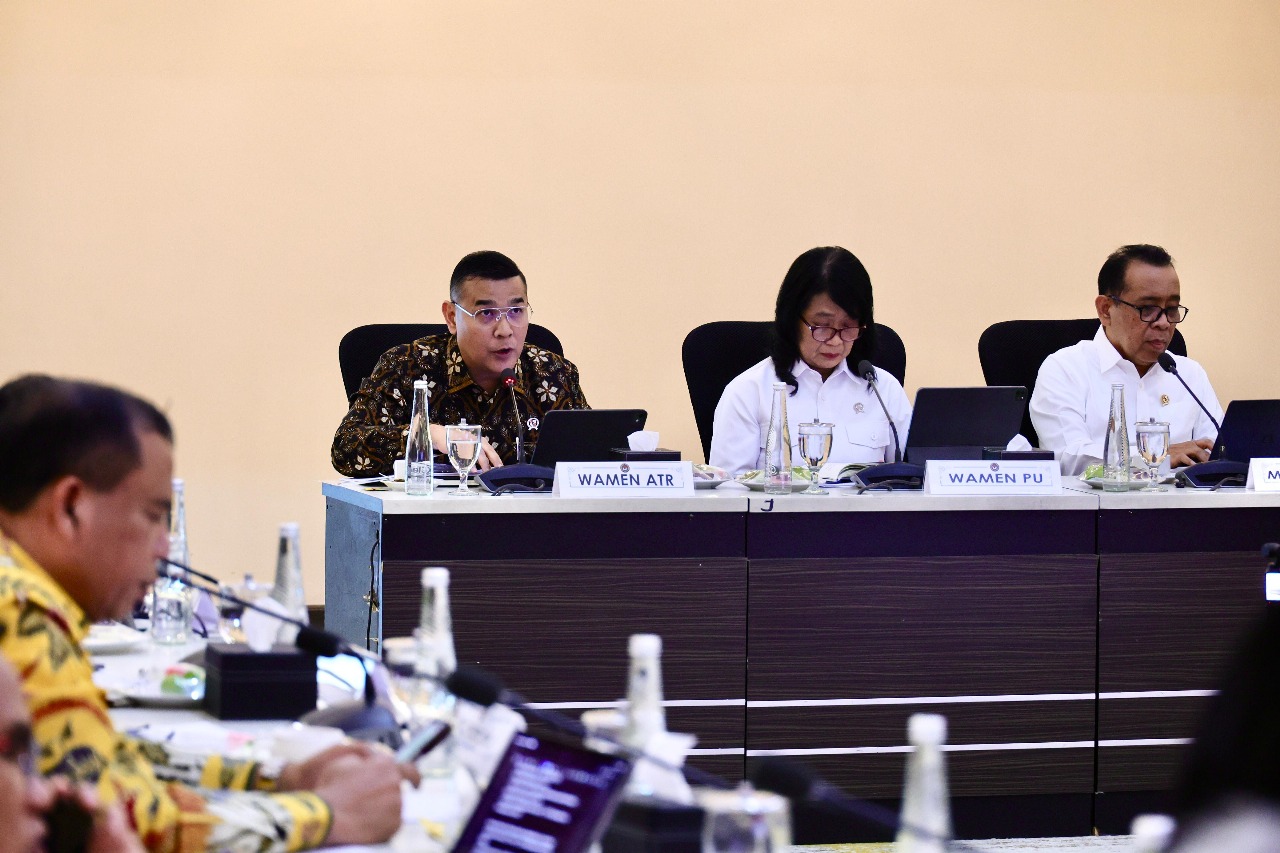 Rapat Tingkat Menteri saat membahas percepatan penanganan pasca bencana erupsi Gunung Api Lewotobi Laki-laki.