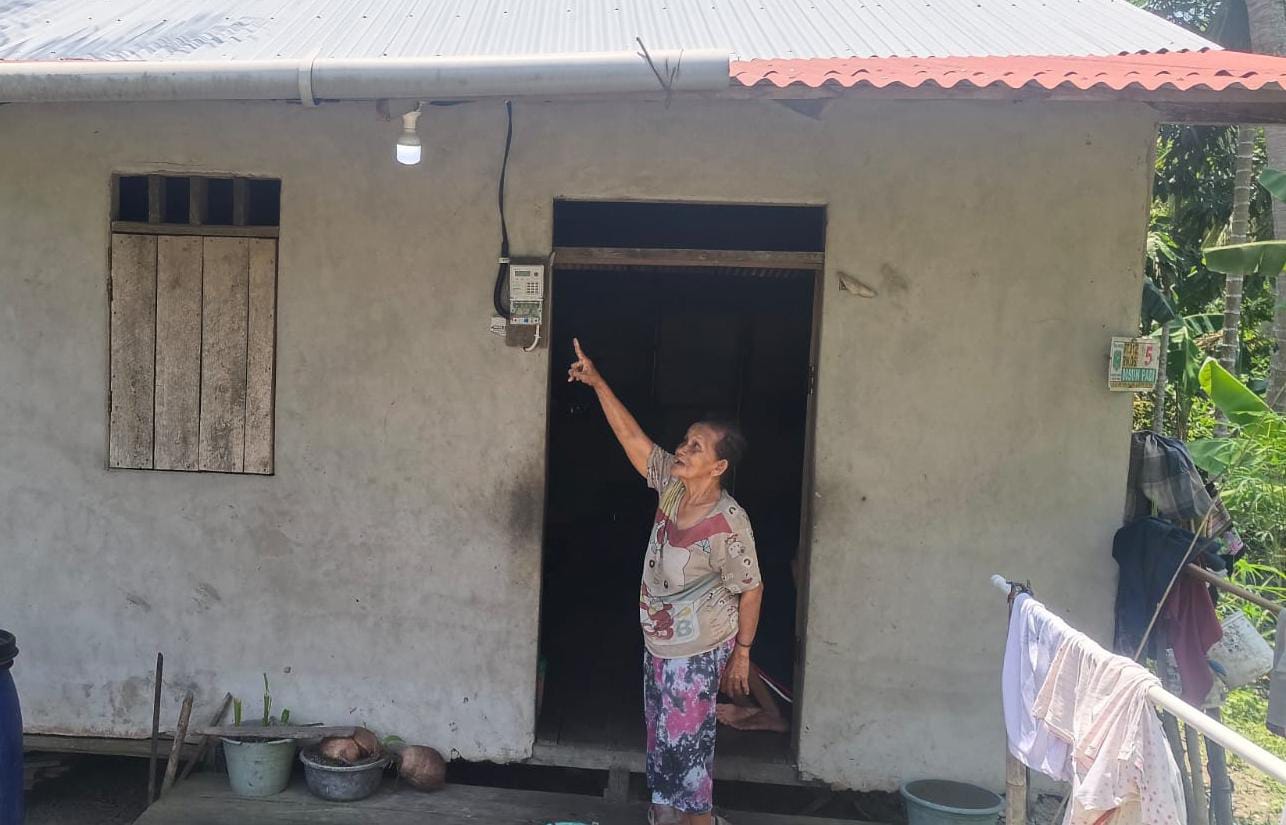 Kebahagiaan memancar di wajah Teha (68), saat untuk pertama kalinya ia melihat lampu menyala di rumah sederhana miliknya. Setelah sekian lama mendambakan listrik, akhirnya impian itu menjadi kenyataan