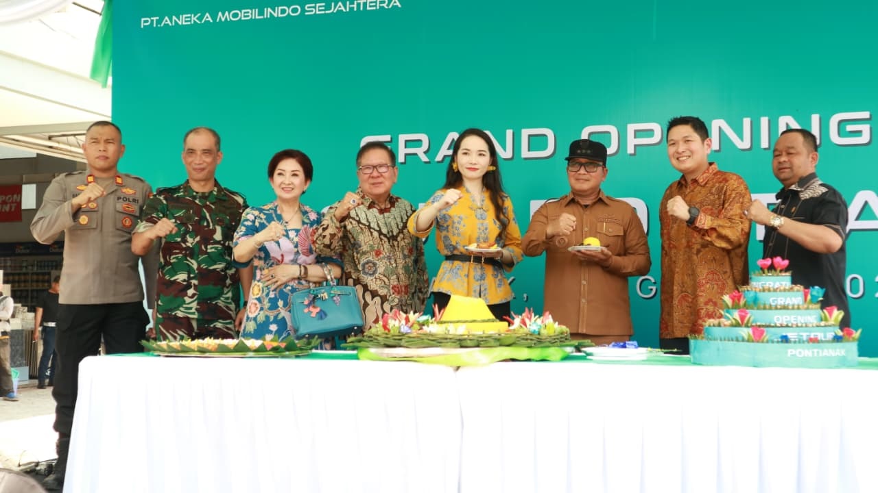 Bupati Kubu Raya Sujiwo bersama manajemen PT Aneka Jaya Mobilindo saat meresmikan Showroom Jetour Pontianak di Sungai Raya, Selasa (26/8).