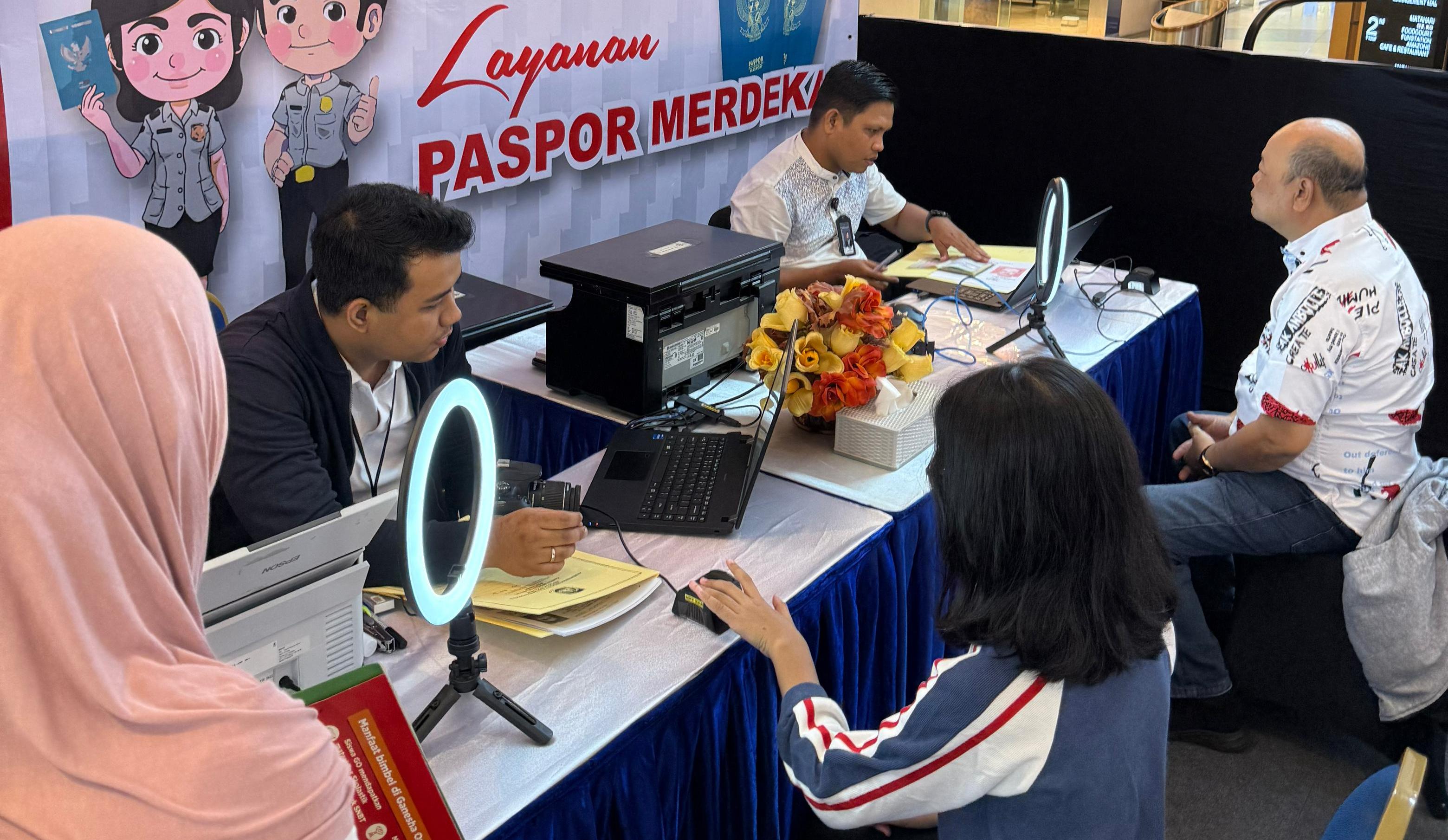 Kantor Imigrasi Kelas I TPI Pontianak gelar paspor merdeka terkait HUT ke-80 RI.