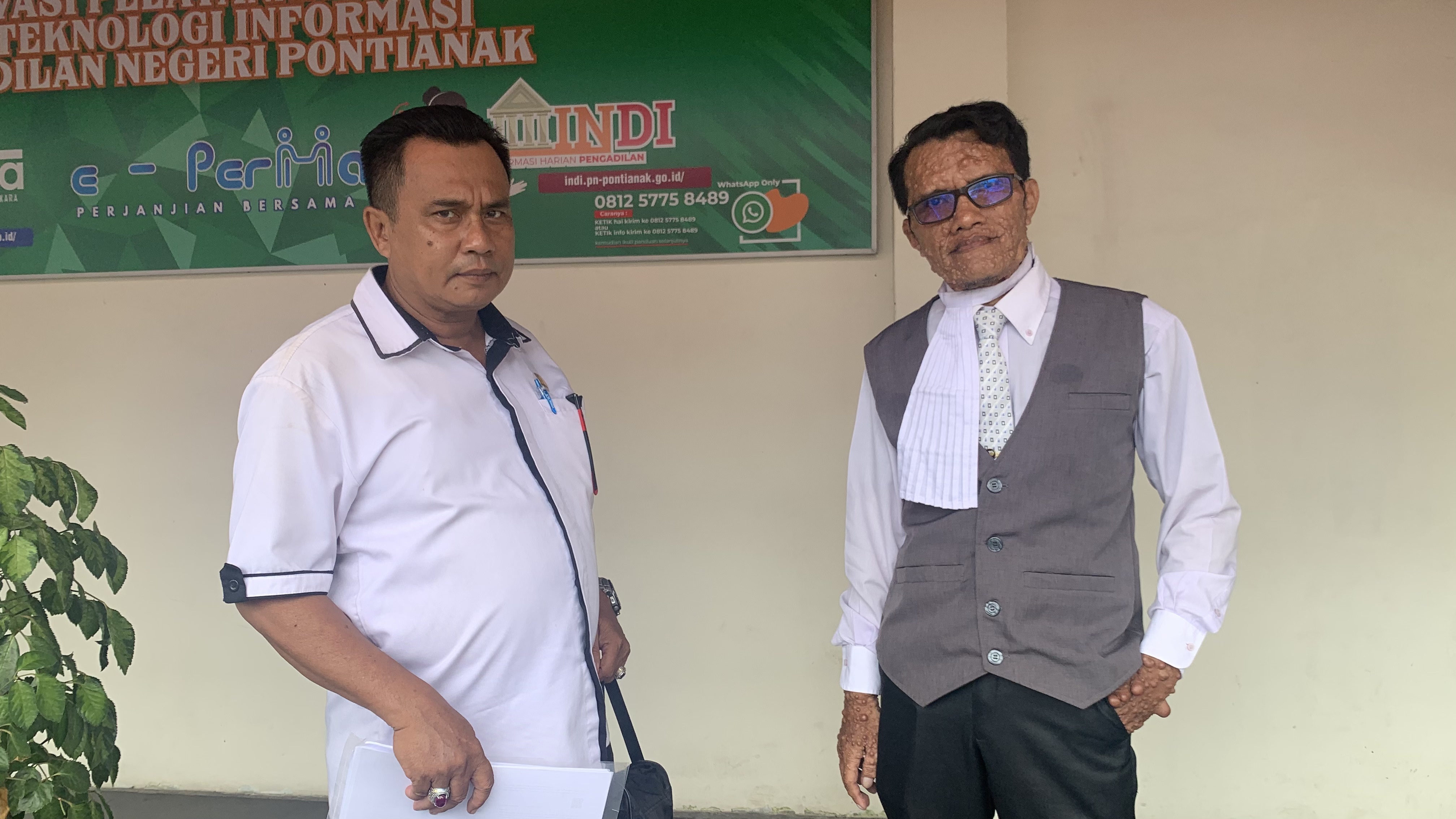 USAI SIDANG: Kuasa Hukum Direktur dan Direktur Operasional PT Ihya Tour, Hasibuan (kiri) dan Eko M Silalahi (kanan) saat ditemui di Pengadilan Negeri (PN) Pontianak, Senin (25/8).