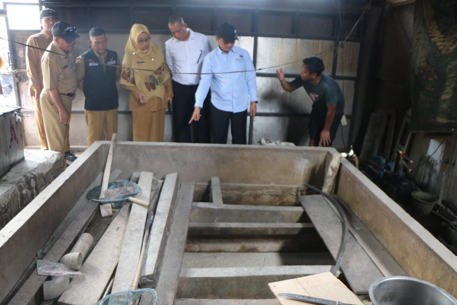 TINJAU: Wakil Wali Kota Pontianak Bahasan bersama dinas terkait meninjau operasional pabrik tahu di Pontianak Utara yang sempat dikeluhkan warga terkait limbahnya.