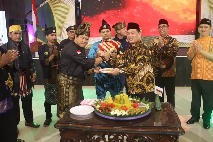 MILAD : Gubernur Kalimantan Barat Ria Norsan memberikan tumpeng saat acara Milad ke - 8 Satria Pembela Melayu.