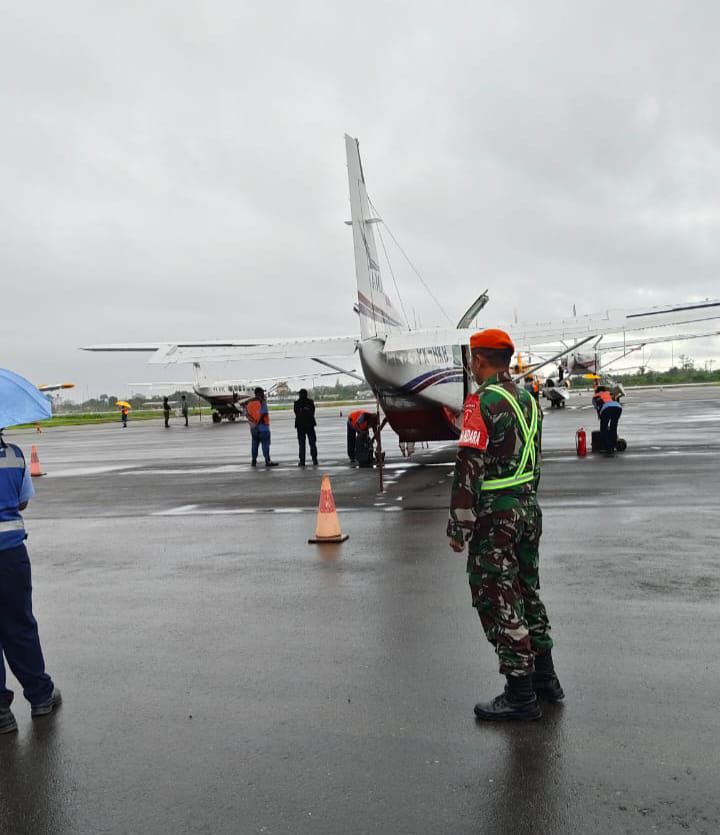 Petugas Satgas Korpasgat bersama tim bandara melakukan pengamanan dan pengecekan pesawat usai insiden gagal landing di Bandara Mozes Kilangin, Timika.