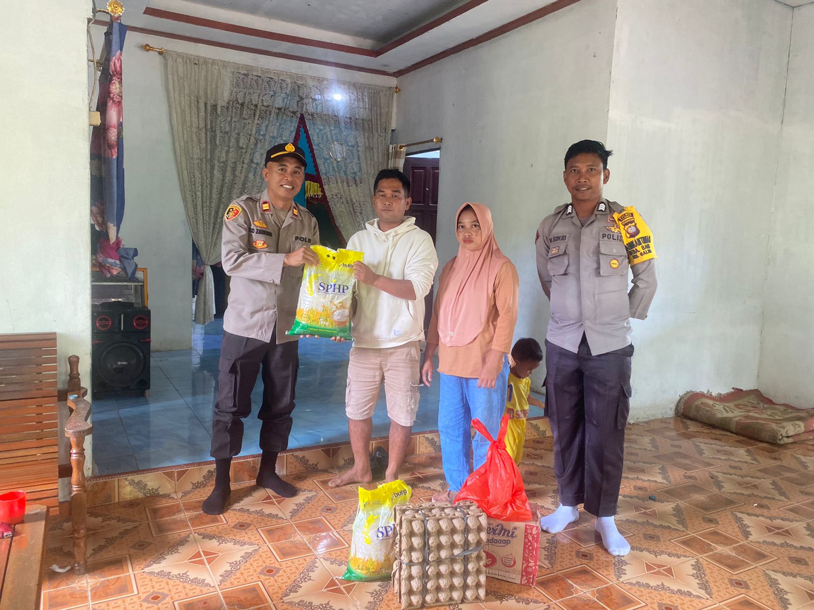 BANTUAN: Kapolsek Galing saat sampaikan bantuan ke warga korban kebakaran.