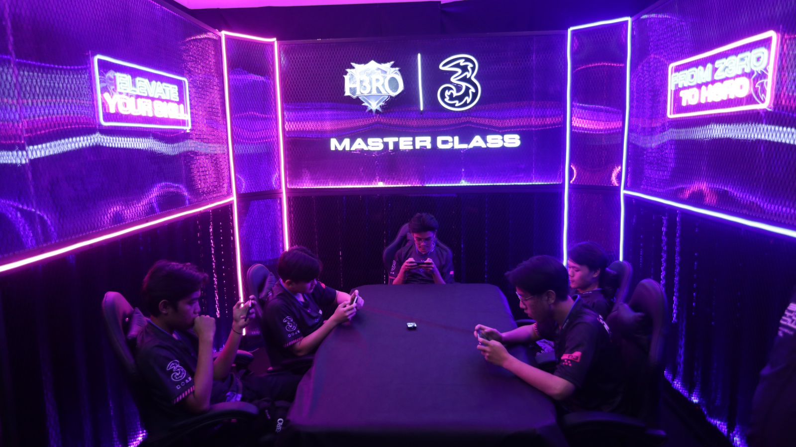 Para peserta H3RO 6.0 serius berlatih di sesi Master Class, persiapan jadi atlet Esports profesional.
