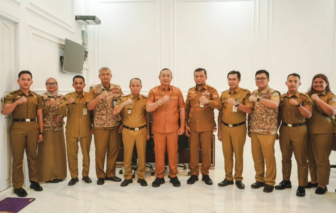 AUDIENSI : Bupati Ketapang, Alexander Wilyo, menerima audiensi dari IPDN di Pendopo Bupati, Senin (25/8).