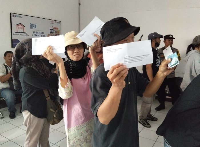 Warga Pati mengirim surat ke KPK melalui Kantor Pos pada Senin (25/8).