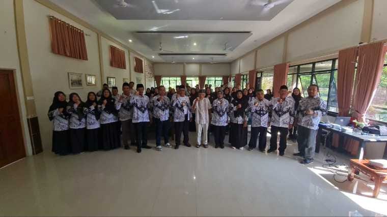 DIKLATPIM : Persatuan Guru Republik Indonesia (PGRI) Kota Singkawang menyelenggarakan Diklat Pendidikan dan Pelatihan Kepemimpinan (DIKLATPIM) 2025 pada 22&ndash;23 Agustus di Kampung Inggris, Singkawang.