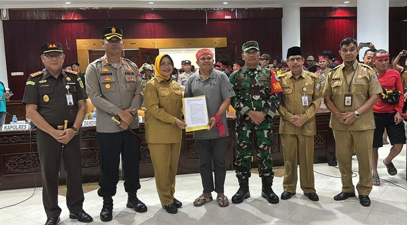 DEMONSTRASI: Bupati Erlina saat menerima massa aksi demonstrasi damai di Kantor Bupati Mempawah.