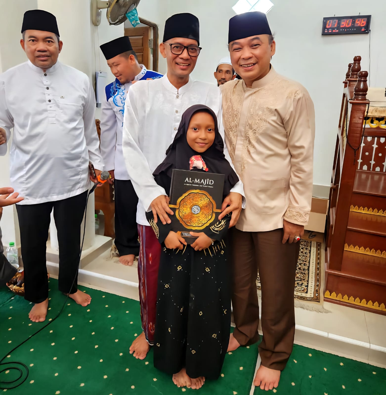 DAKWAH: KH Fikri Haykal Zainuddin MZ diabadikan bersama Kades Sungai Batang usai Safari Dakwah.
