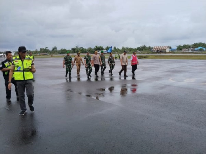 Rombongan pejabat dan petugas keamanan meninjau kawasan Bandara Mopah, Merauke, dalam rangka kunjungan kerja untuk meninjau Program Strategis Nasional di Papua Selatan.