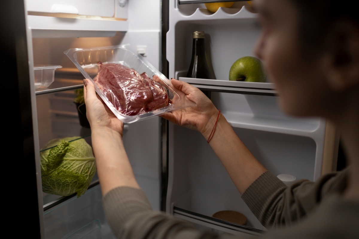 Cara menghilangkan bau amis yang menempel di freezer dengan bahan alami.