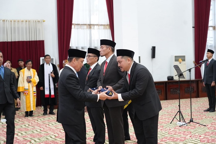 LANTIK: Gubernur Kalbar Ria Norsan melantik 41 pejabat administrator di Balai Petitih Kantor Gubernur Kalbar, Selasa (26/8).