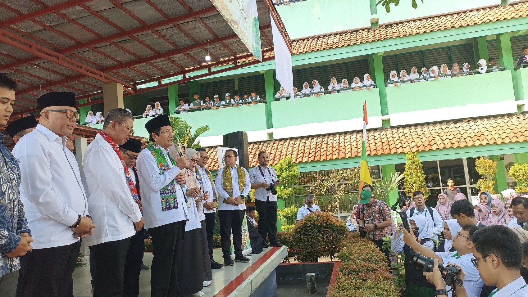 PANTAU: Menteri Agama Nasaruddin Umar (tengah) meninjau distribusi Makan Bergizi Gratis (MBG) di MTSN 6 Jakarta (26/8). Dia memastikan makanan aman dan halal dikonsumsi.