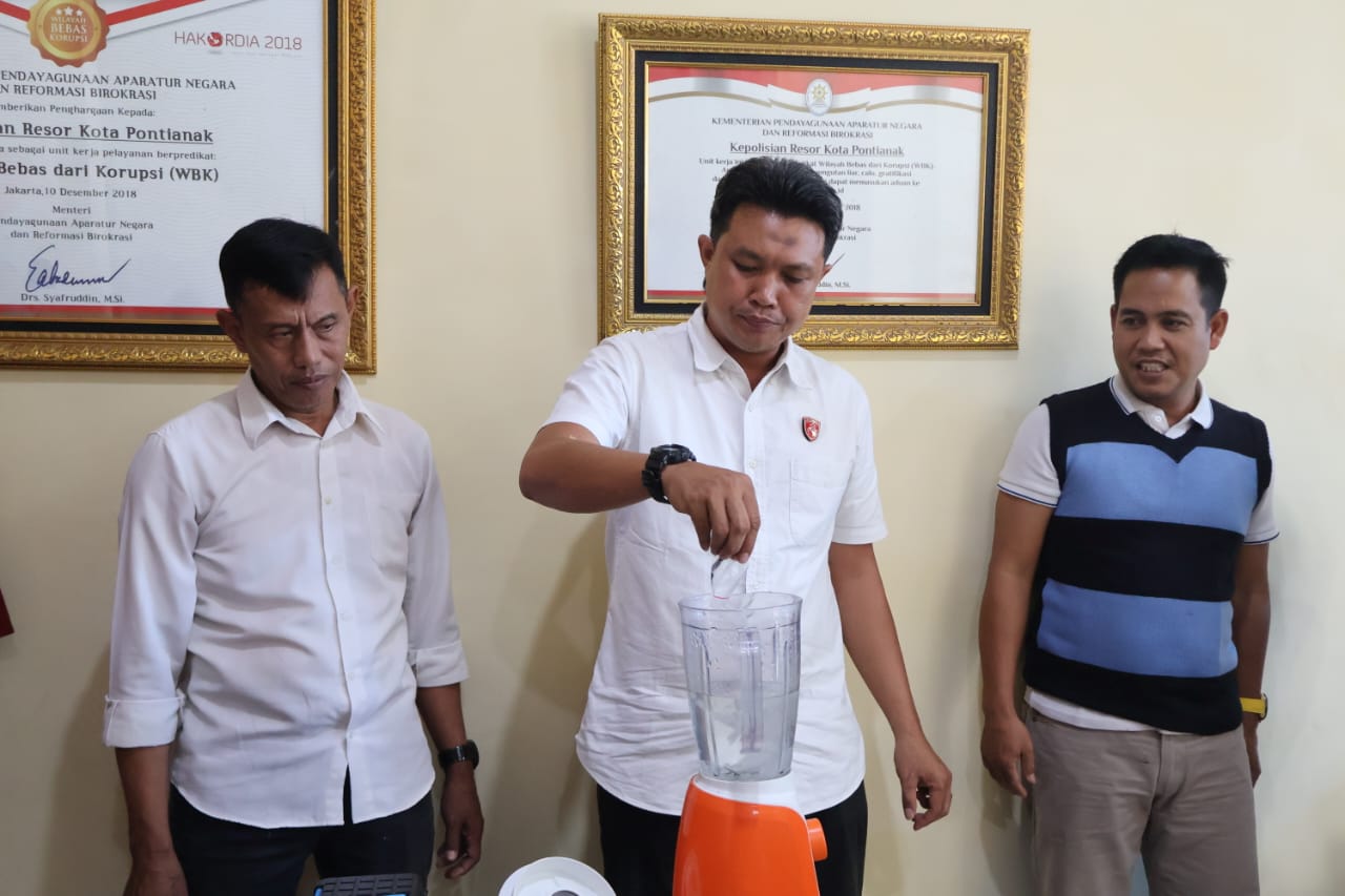 MUSANHKAN : Kegiatan pemusnahan barang bukti narkotika jenis sabu yang dilakukan oleh Polresta Pontianak.