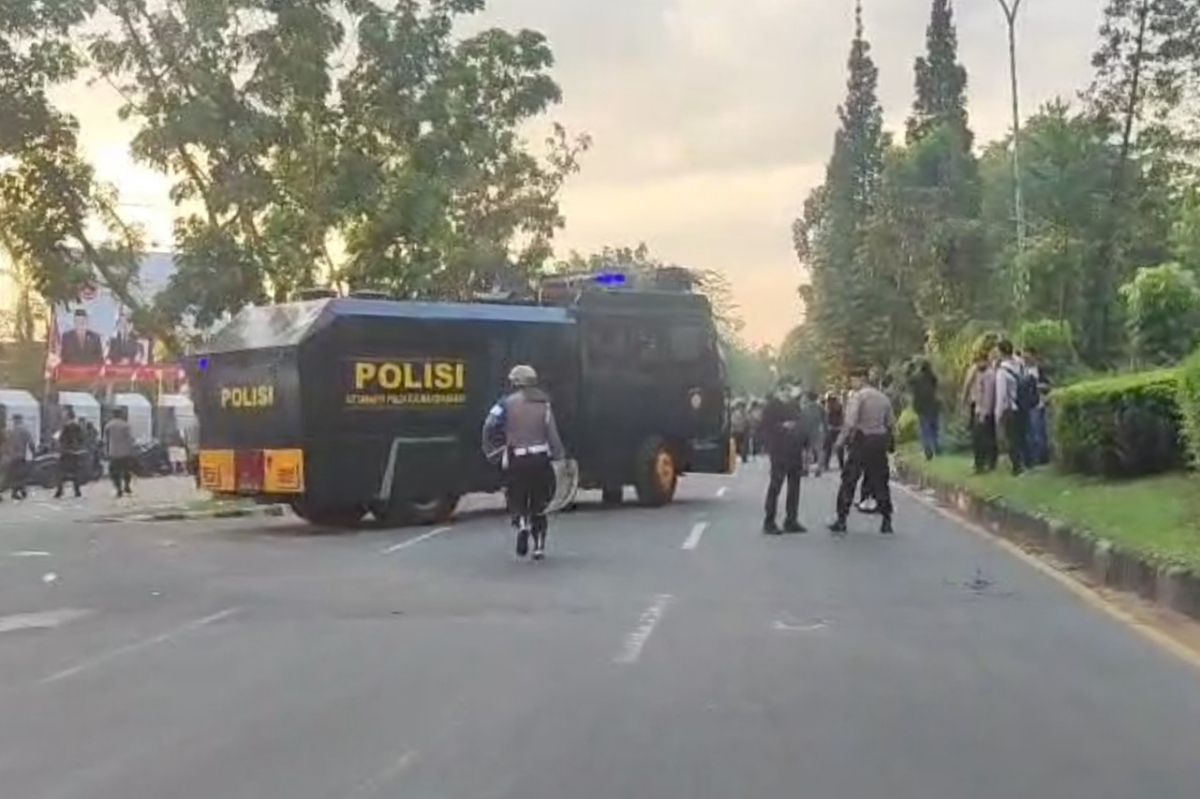 Mobil water Cannon memukul mundur massa aksi di depan gedung DPRD Kalbar Jl A Yani 1 Pontianak, Rabu (27/8).