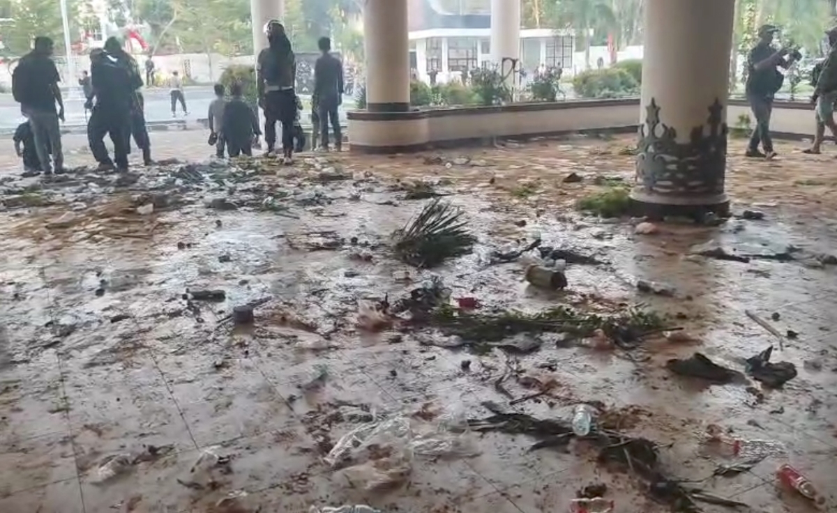 Sejumlah fasilitas di Gedung DPRD Kalbar rusak usai demo pada Rabu (27/8).