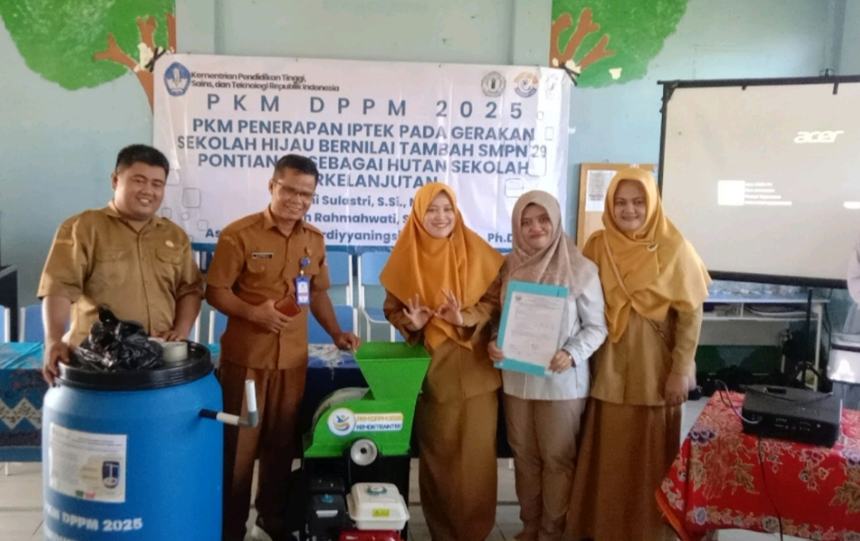 Tim PKM Universitas Tanjungpura menyerahkan hibah mesin pencacah sampah organik dan memberikan pelatihan pengolahan sampah kepada guru serta siswa SMPN 29 Pontianak.