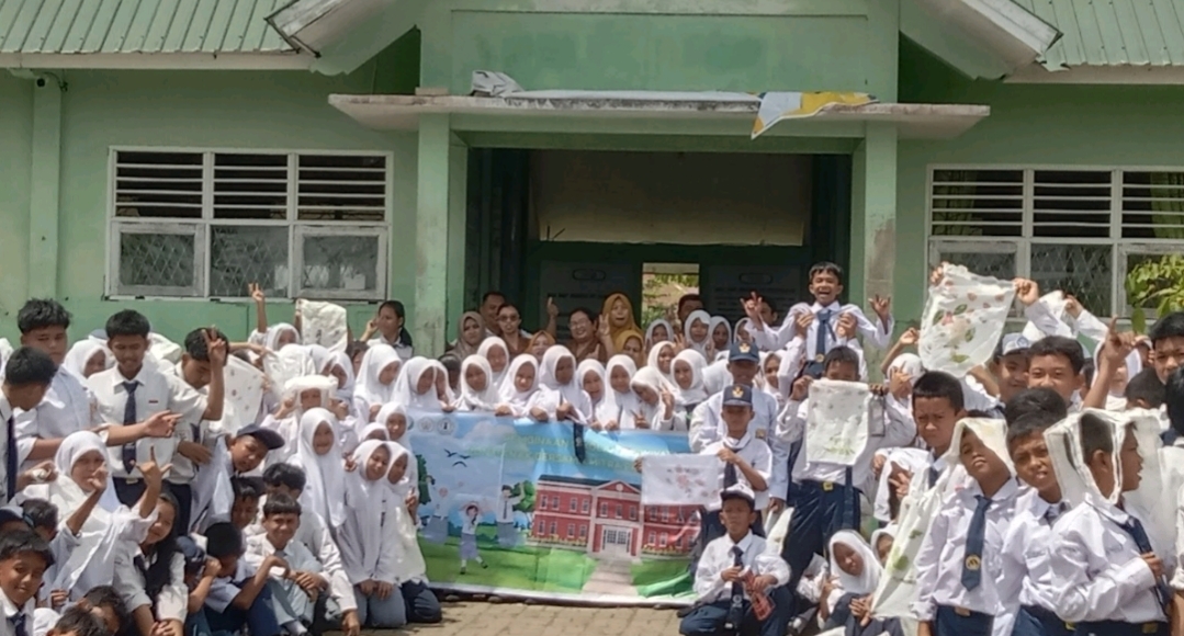 Para siswa SMPN 29 Pontianak antusias mengikuti pelatihan pembuatan kompos, ecobricks, dan ecoprinting yang difasilitasi Tim PKM Universitas Tanjungpura.