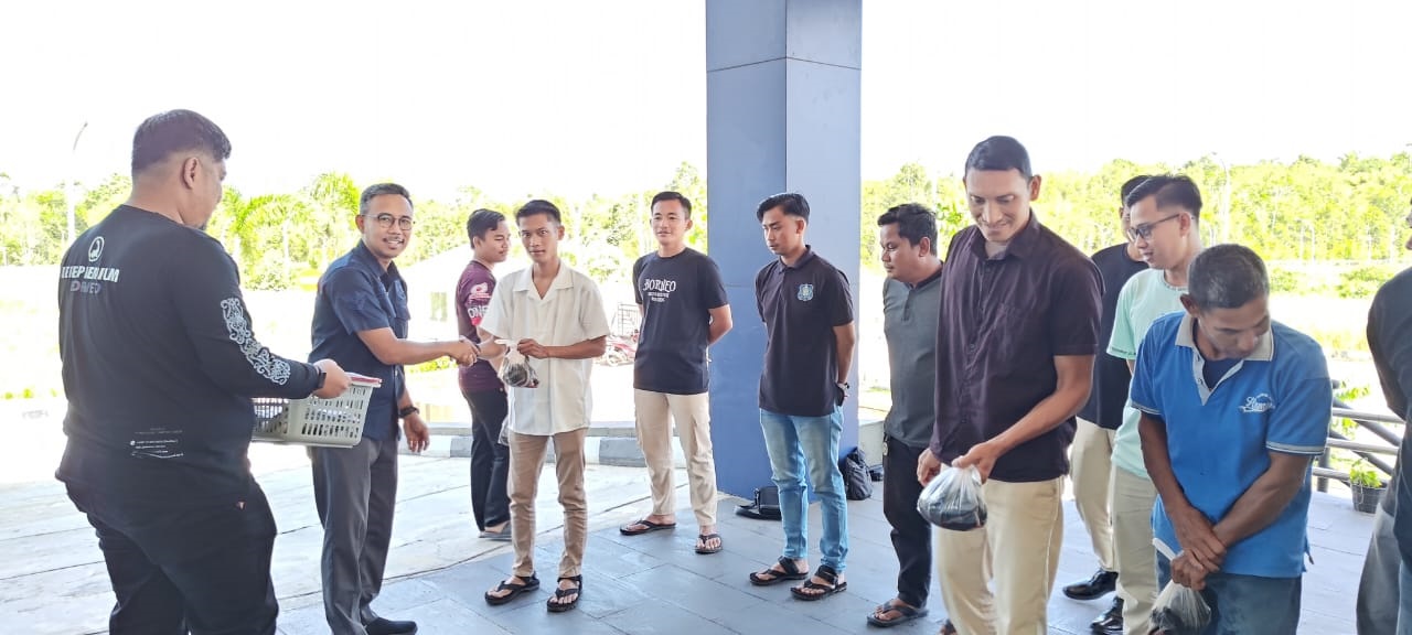 UMKM : Pembinaan UMKM yang dilakukan oleh Bea Cukai Nanga Badau dengan pemberian bibit lele.