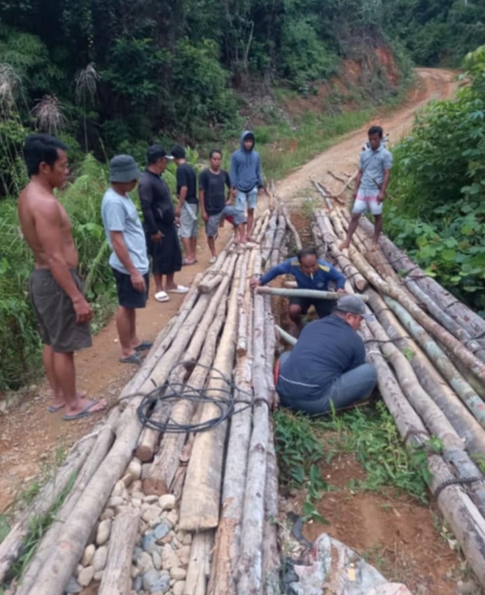 Kondisi jembatan penghubung antara desa Nanga Ngeri dengan desa Landau Badai Kecamatan Silat Hulu yang memprihatinkan.