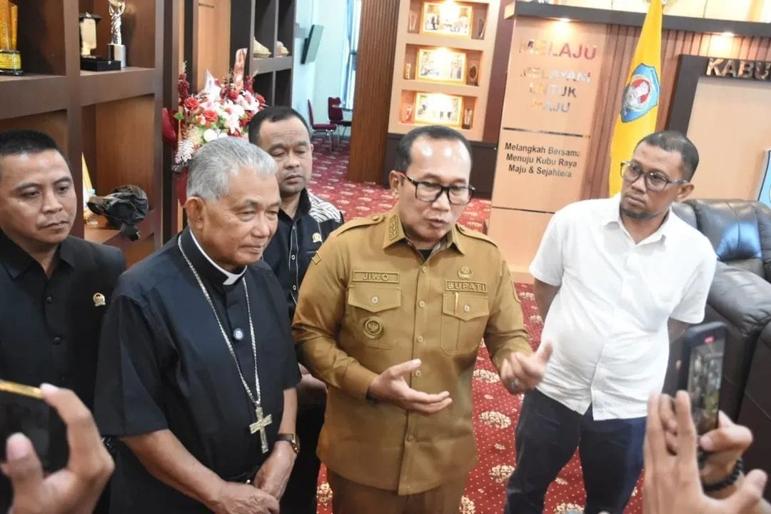 WAWANCARA: Bupati Kubu Raya Sujiwo dan Uskup Agung Pontianak, Mgr. Agustinus Agus saat memberikan keterangan pers, di Kantor Bupati, Selasa (26/8), membahas toleransi dan kerukunan antarumat beragama.
