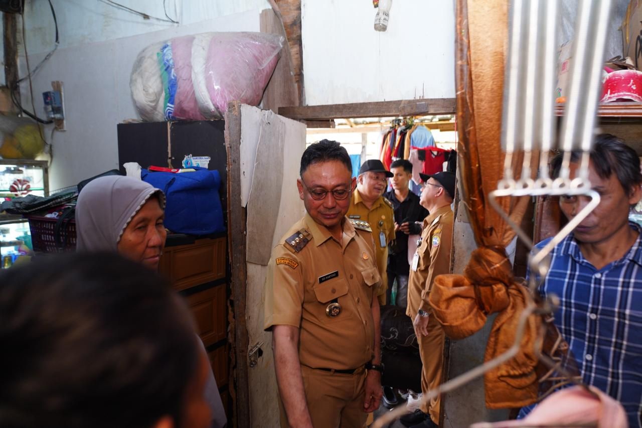 TINJAU: Wali Kota Pontianak Edi Rusdi Kamtono melihat langsung kondisi rumah milik Norma yang ditempati bersama cucu-cucunya di Gang Alpokat Indah Jalur V Kelurahan Sungai Beliung, Pontianak Barat.