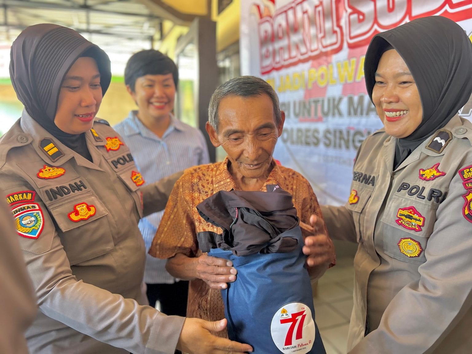 BAKTI SOSIAL: Polwan Polres Singkawang berbagi kepedulian kepada masyarakat di Hari Jadi ke-77 di Halaman Polsek Singkawang Utara, Selasa (26/8).