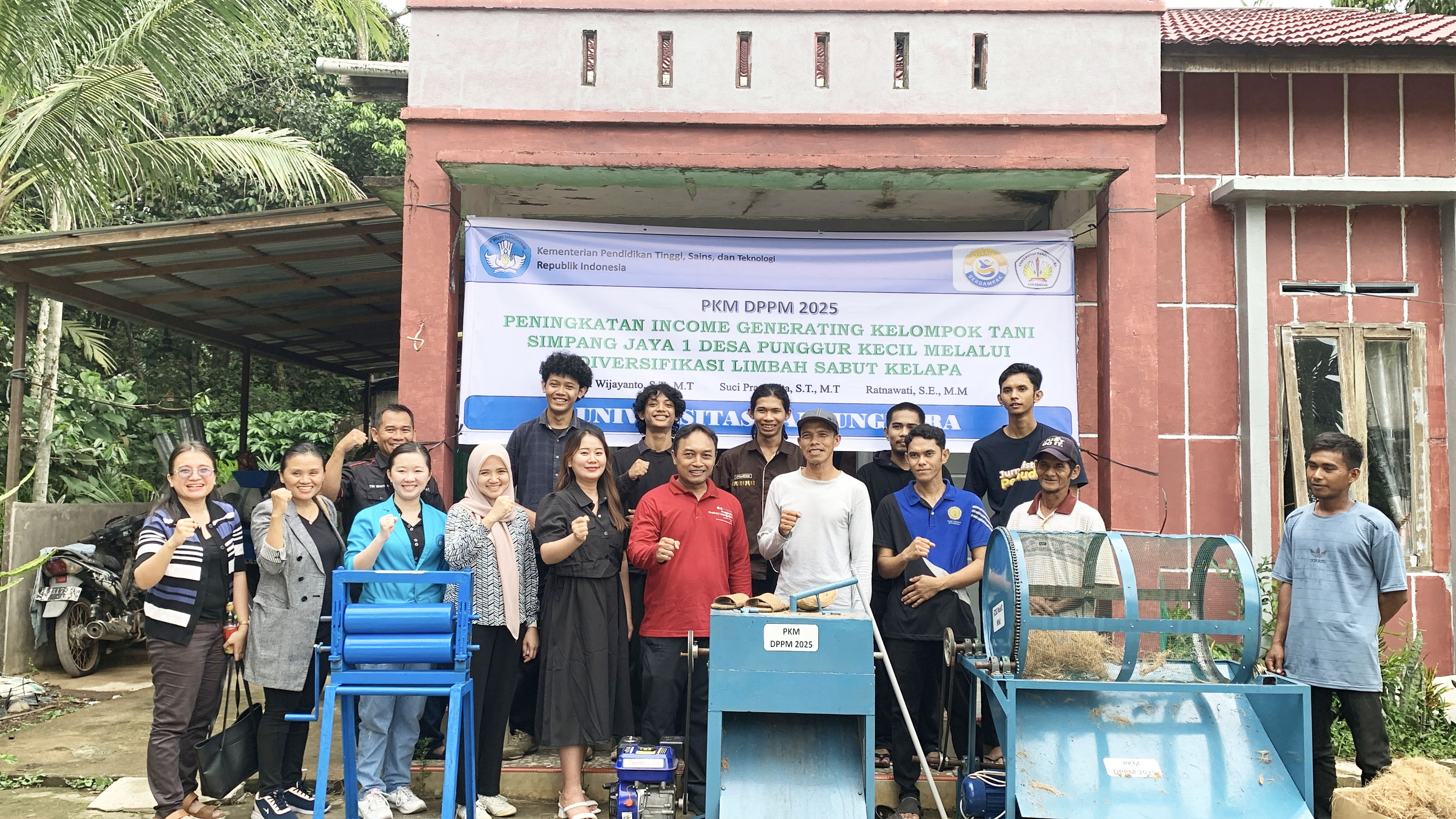 Tim PKM Universitas Tanjungpura bersama Kelompok Tani Simpang Jaya 1 Desa Punggur Kecil, Kubu Raya, pada kegiatan pendampingan pemanfaatan sabut kelapa.