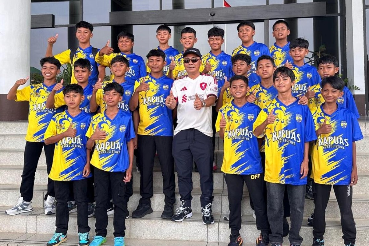 Wagub Kalbar Krisantus Kurniawan melepas tim SSB Kapuas Khatulistiwa menuju Piala Soeratin tingkat Nasional U-13 di kantor Gubernut Kalbar pada Selasa (26/8).