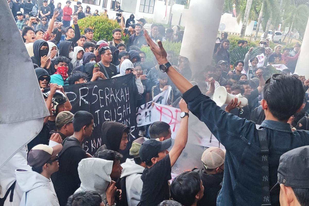 Mahasiswa menggelar unjuk rasa di depan Gedung DPRD Kalimantan Barat pada Rabu (27/8).