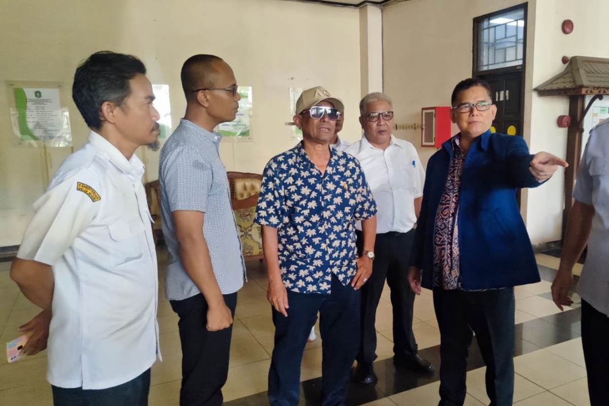 Anggota DPRD Kalbar Zulfydar Zaidar Mochtar dan Syarif Ishak Almutahar berdiskusi serius bagaimana penerima aspirasi massa yang terkonsentrasi di gedung DPRD Kalbar.