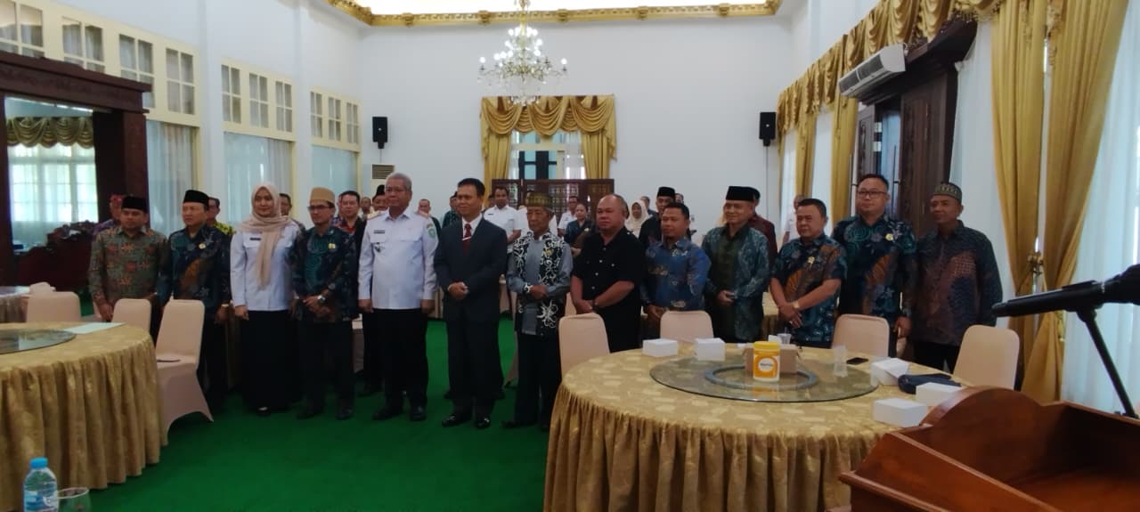 Sekda Kalbar, Harisson didampingi Kepala Badan Kesbangpol Kalbar Manto Saidi, narasumber dan para peserta foto bersama pada Raker Forum Kerukunan Umat Beragama (FKUB) se-Kalbar di Pendopo Gubernur.