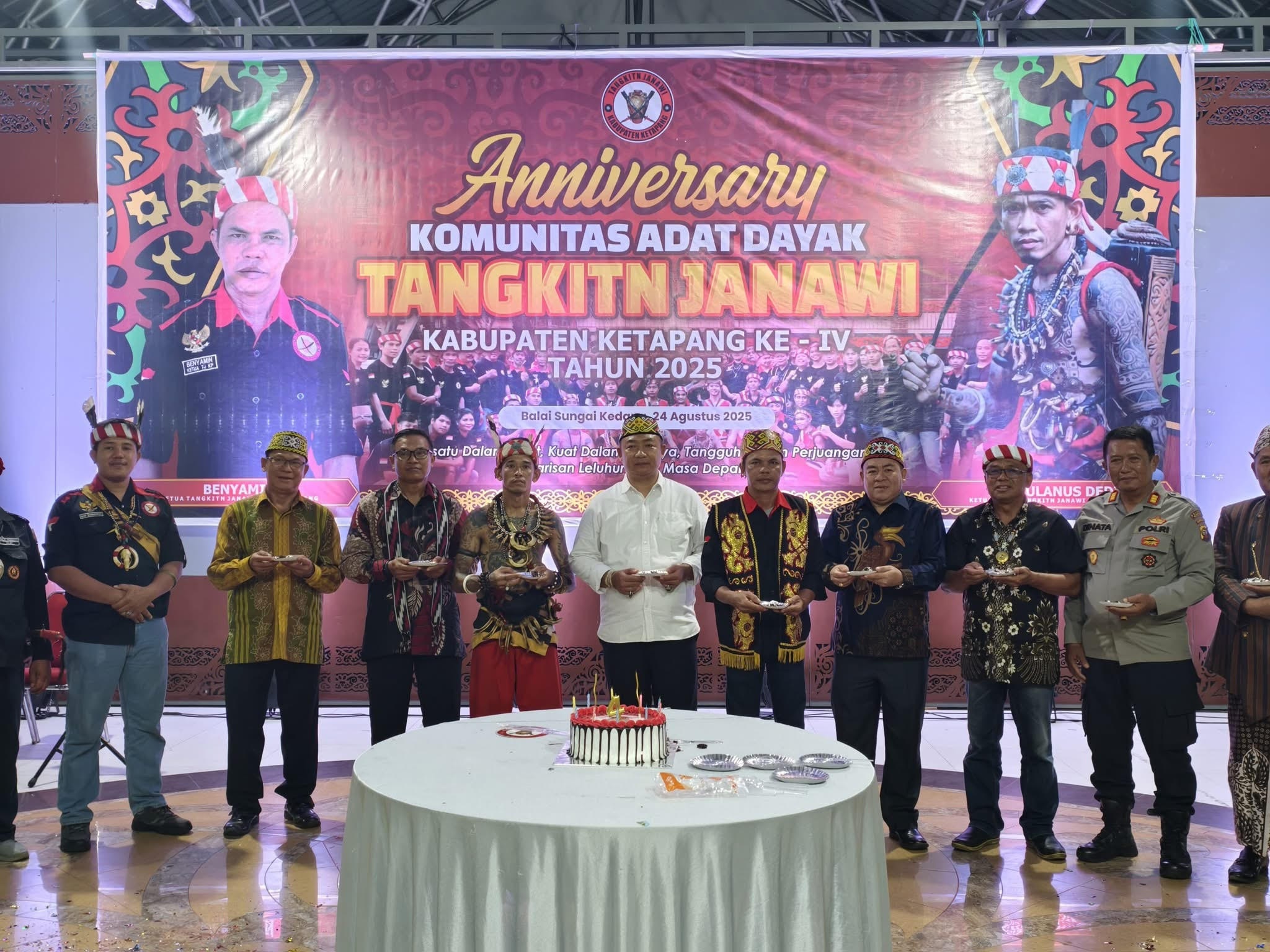 PERAYAAN : Bupati Ketapang, Alexander Wilyo, menghadiri perayaan ulang tahun ke-4 Komunitas Adat Dayak Tangkintn Janawi Kabupaten Ketapang, Minggu (24/8) malam.