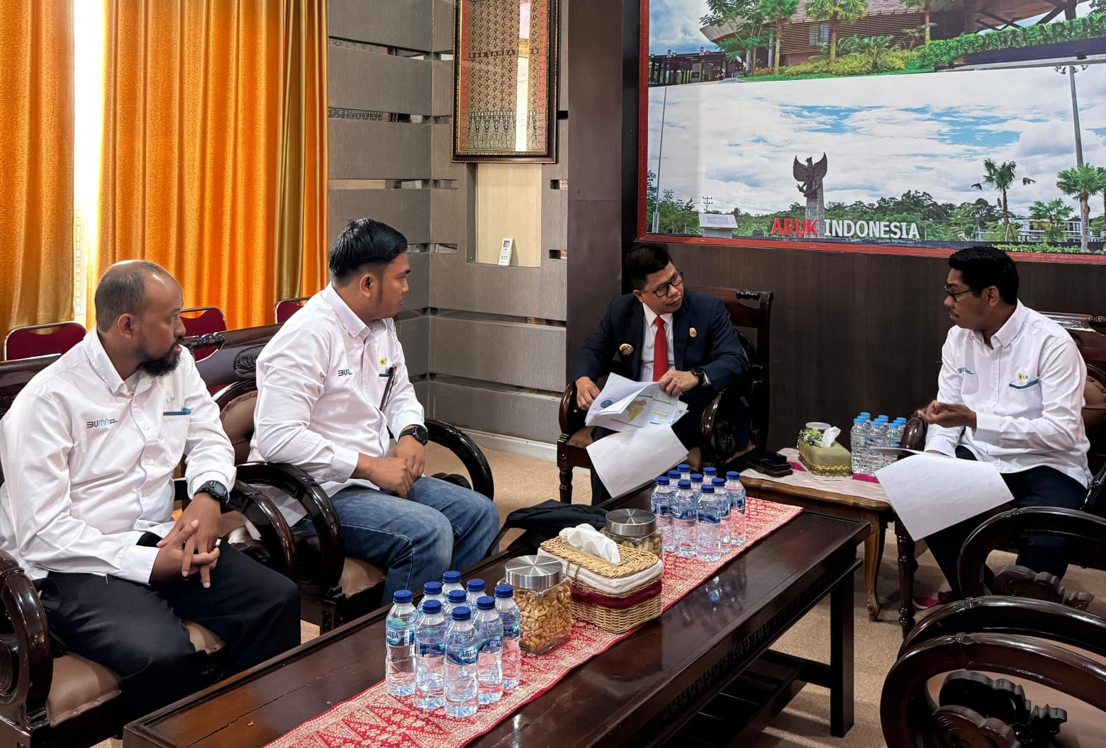 Diskusi penuh semangat antara Bupati Kabupaten Sambas, H. Satono, S.Sos.I., M.H, (kedua dari kanan) dan Manager PLN UP3 Singkawang, Martinus Irianto Pasensi (pertama kanan).