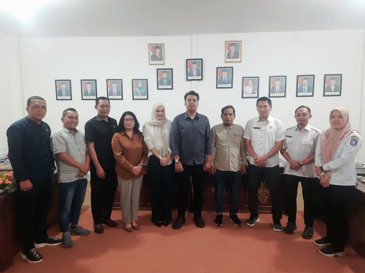 Ketua bersama anggota Komisi III DPRD Kubu Raya berfoto bersama Dinas PUPR RKP Kubu Raya, usai Raker di Ruang Rapat Komisi III DPRD Kubu Raya.