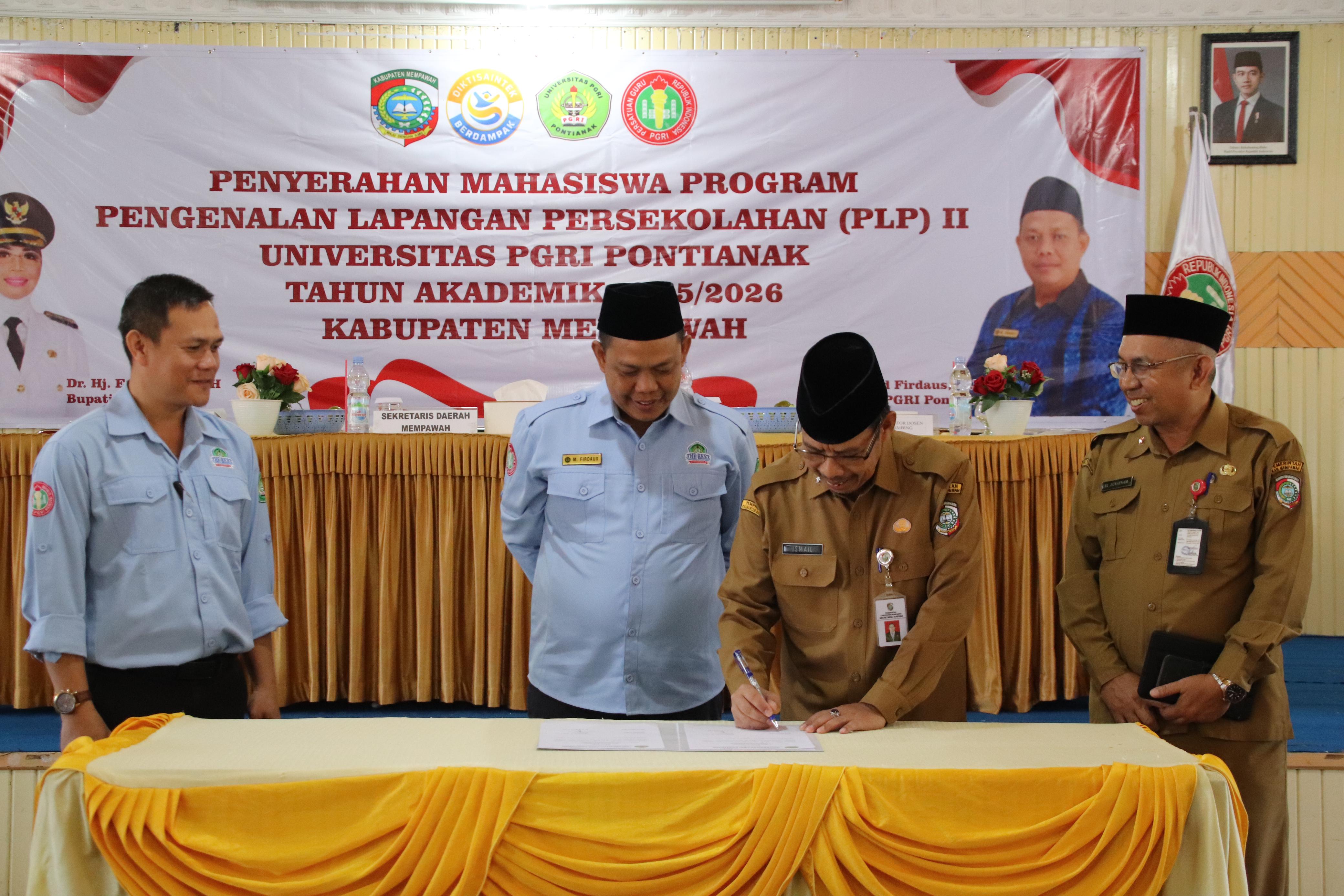 TANDA TANGAN: Sekda Ismail menandatangani serahterima mahasiswa PGRI yang menjalani PLP II di Mempawah.