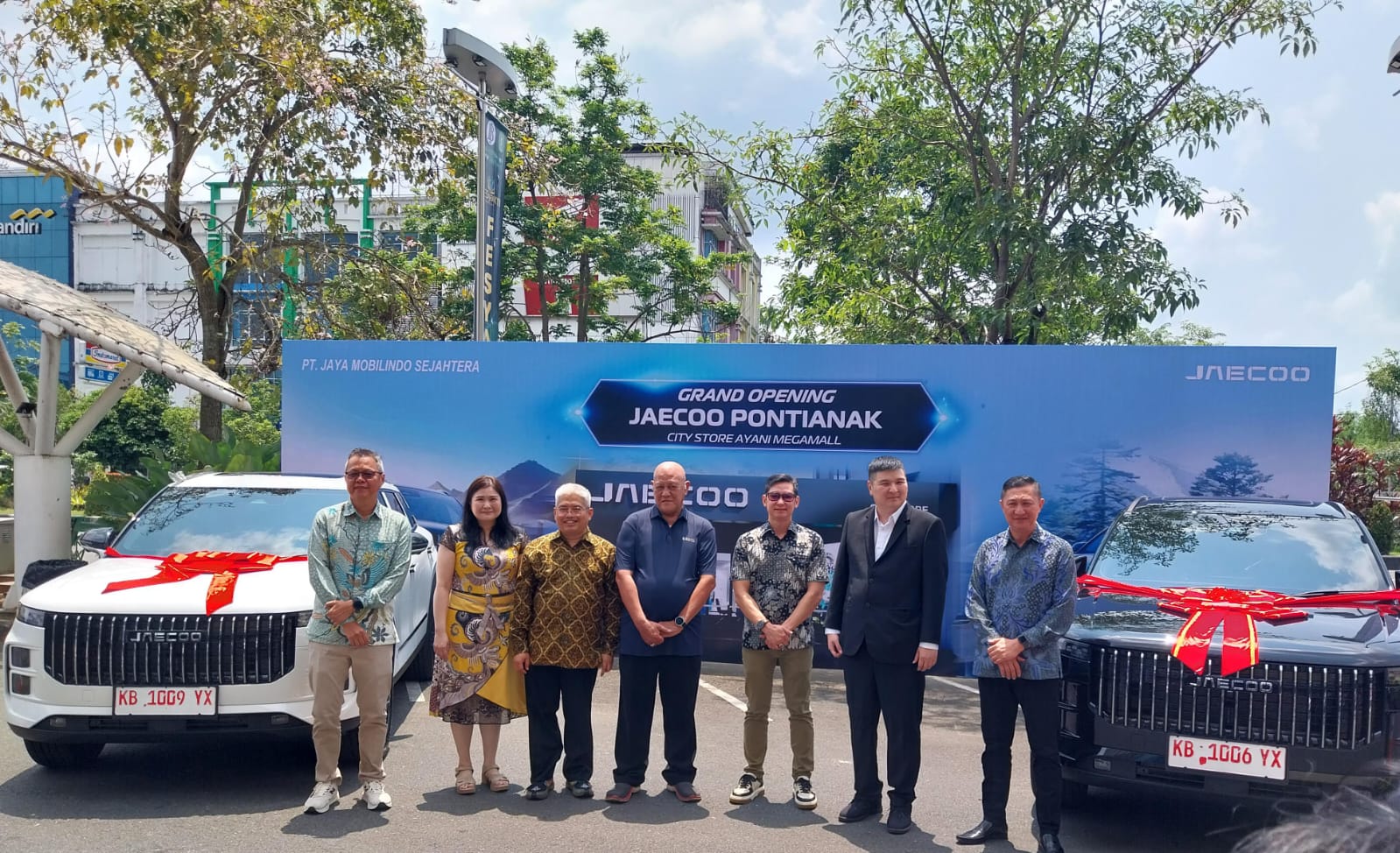 FOTO BERSAMA : Foto bersama antara manajemen dengan konsumen pertama JAECOO J7 SHS yang ada di Kalimantan Barat.&nbsp;