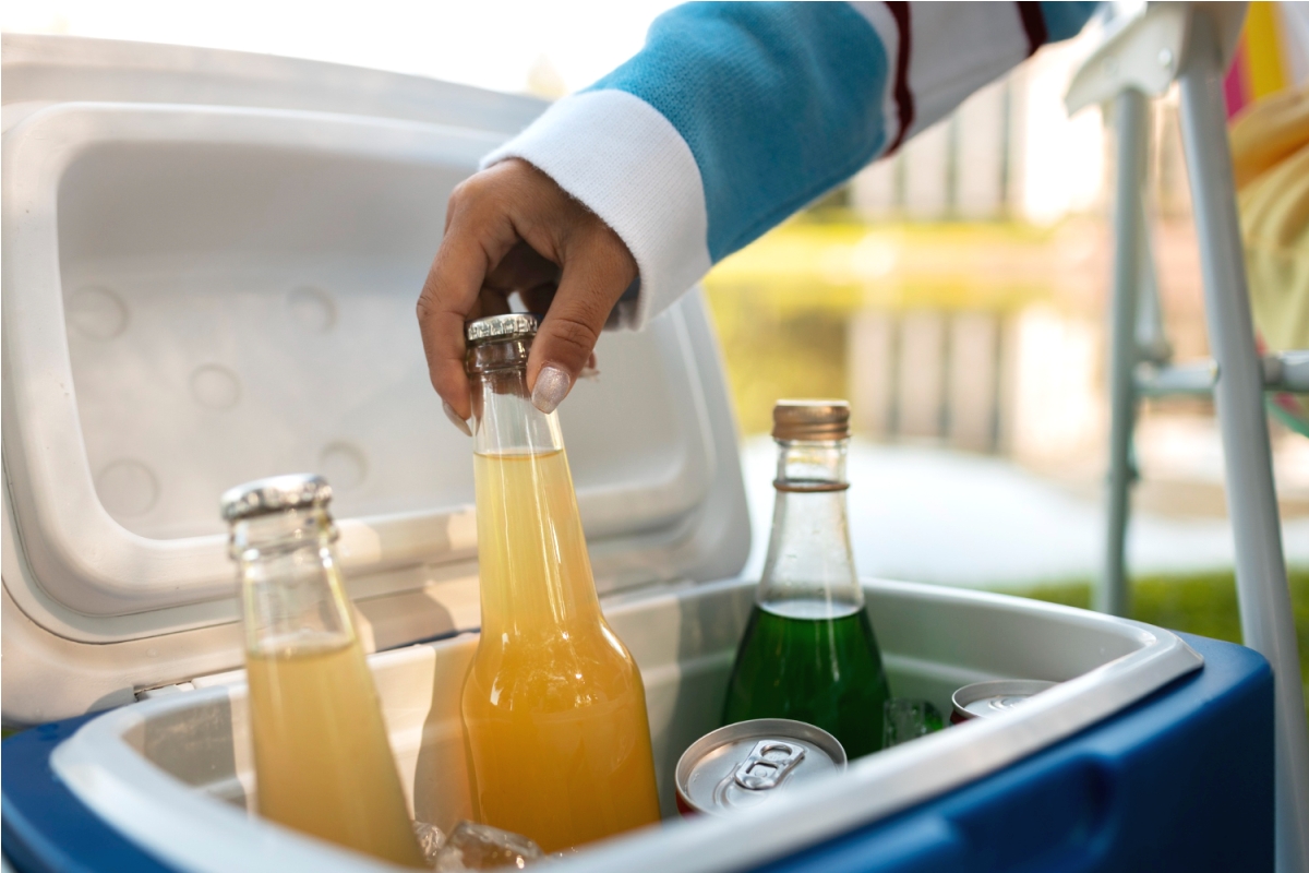 Cara mengusir bau tak sedap dari cooler box dengan bahan sederhana di rumah.