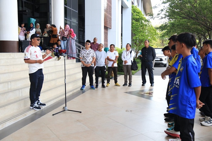 LEPAS TIM: Wakil Gubernur Kalbar Krisantus Kurniawan melepas tim Kapuas Khatulistiwa U-13 menuju Piala Soeratin tingkat nasional di halaman Kantor Gubernur, Pontianak (26/8).