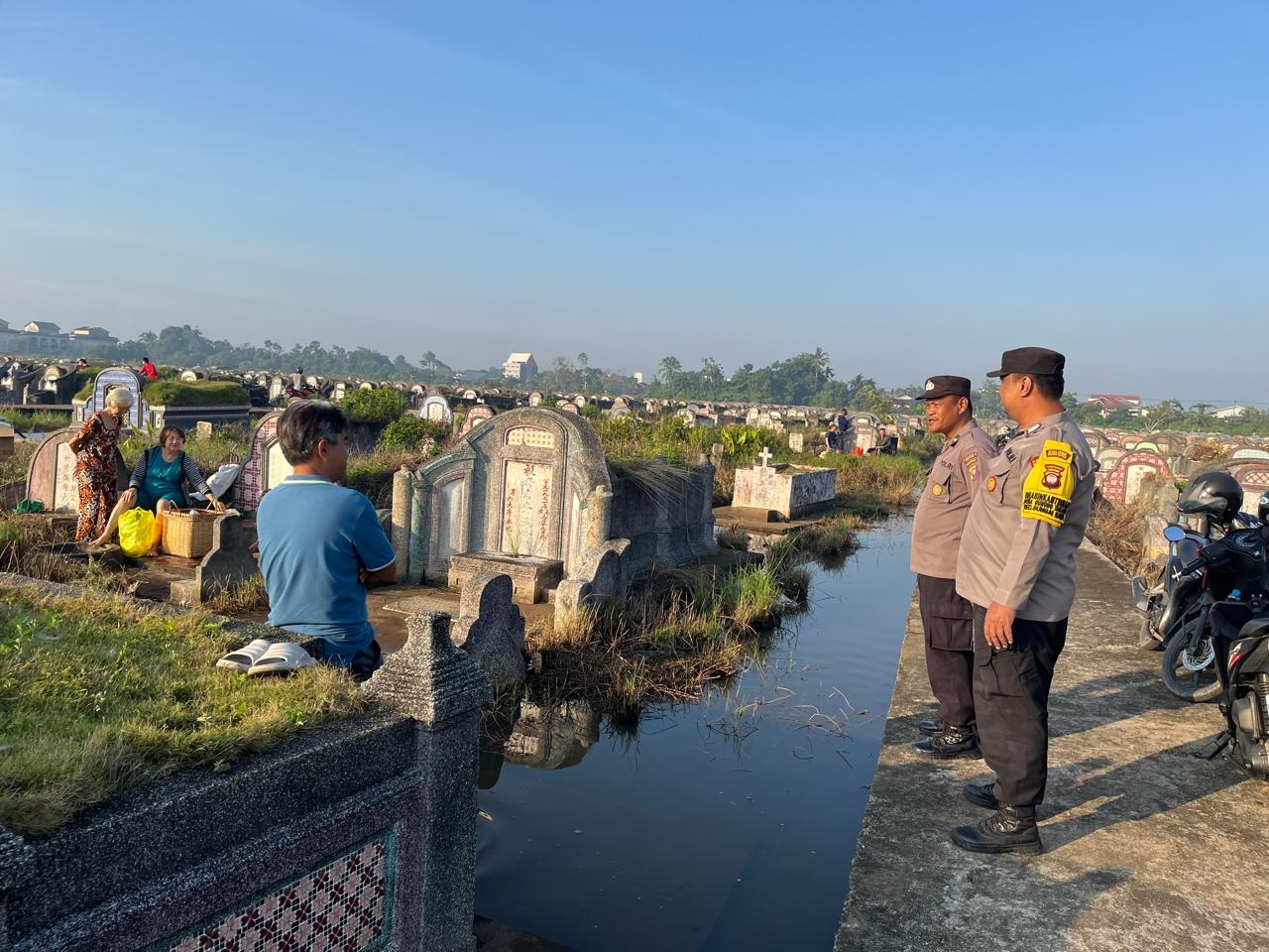 SEMBAHYANG KUBUR: Sejumlah personel Polres Kubu Raya melakukan patroli dan pengamanan di sekitar lokasi tradisi sembahyang kubur di komplek pemakaman Tionghoa di Desa parit Baru, Kecamatan Sungai Raya