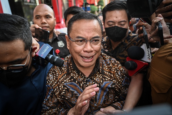 Bupati Pati Sudewo (tengah) berjalan keluar usai menjalani pemeriksaan di Gedung Merah Putih KPK, Jakarta, Rabu (27/8/2025). Sudewo diperiksa sebagi saksi kasus dugaan suap pembangunan dan pemeliharaan jalur kereta api di lingkungan Direktorat Jenderal Pe